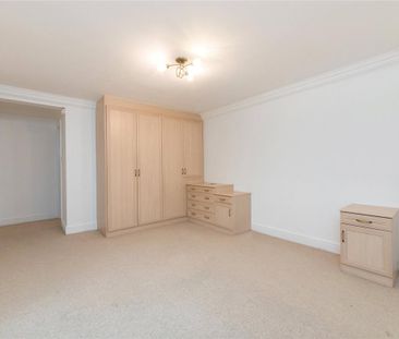 3 bedroom flat in Hampstead - Photo 2