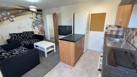 3 bedroom maisonette to rent - Photo 2