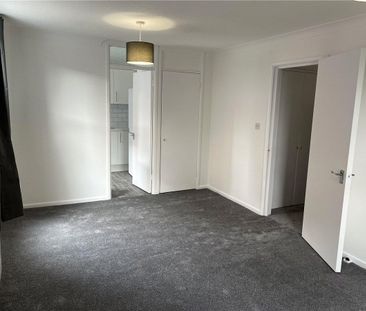 Refurbished ground floor apartment within a short walk of the High ... - Photo 6