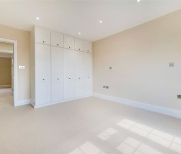 A well presented unfurnished three/four bedroom house with an abund... - Photo 3