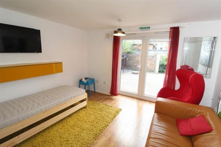 6 bedroom private hall to rent - Photo 2