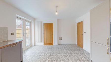 3 bedroom semi-detached house to rent - Photo 3