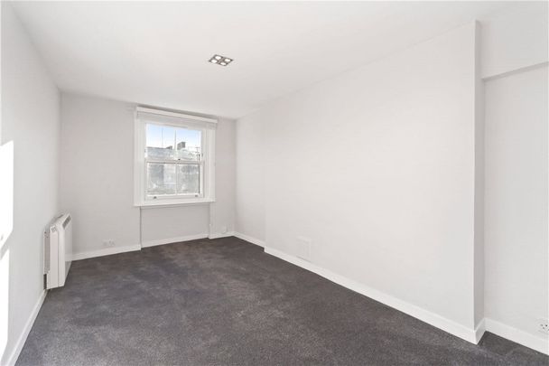 Bright third floor apartment on Crawford Street, offering easy access to Baker Street Station, Regents Park and to a great range of local shops and restaurants. - Photo 1