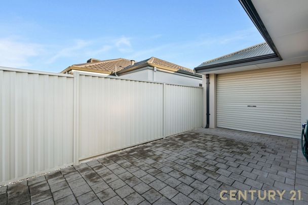 Ideal Inner-City Lock and Leave Lifestyle!! - Photo 1