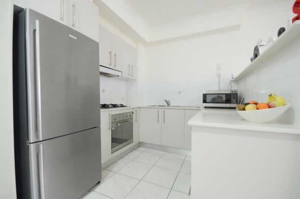 Fantastic Villa Style 2 Bed Security Unit in Ultra Handy Location&excl; - Photo 1