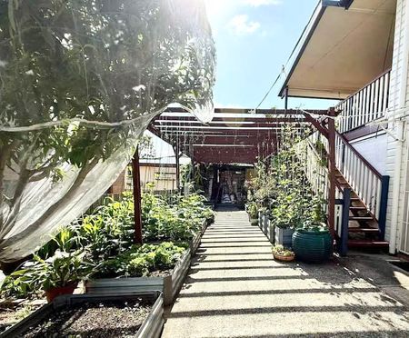 Charming Home in Prime Wishart Location - School Catchment & Convenience! Tropical Retreat in Wishart - Sparkling Pool & Garden Paradise! - Photo 3