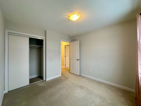 For Lease - 2032 Caltra Crescent, Barrhaven, Ontario - Photo 2