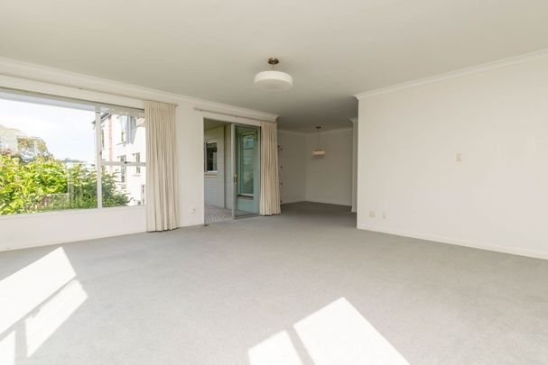 Charming Apartment - Photo 1