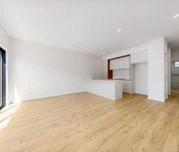 Stylish & Spacious Modern Townhouse! - Photo 2