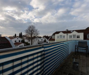 Gemütliche 2-Zimmer-Dachgeschosswohnung mit Einbauküche und TG-Stel... - Photo 1