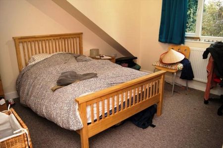 A well proportioned, end terrace 5 bedroom house - Photo 4