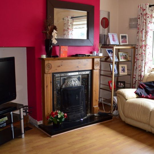 Light room in 4-bedroom apartment in Dublin - Photo 1