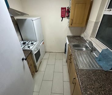 3 Bed Semi-Detached House, Stratford, E16 - Photo 6