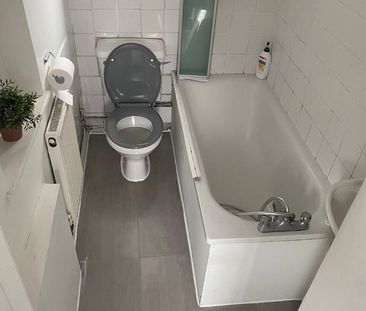 Room in a Shared House, Revelstoke Road, SW18 - Photo 3