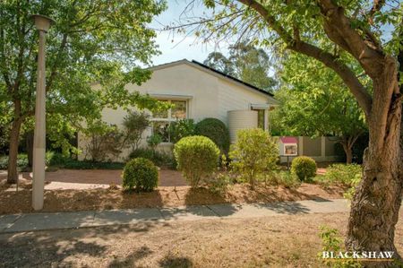 Charming Family Home in Tranquil Cul-de-Sac - Photo 5