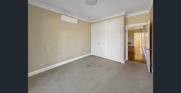 Low Maintenance & Modern - Photo 1