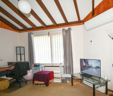 Three Bedroom unit in Sought After Halls Head! - Photo 1