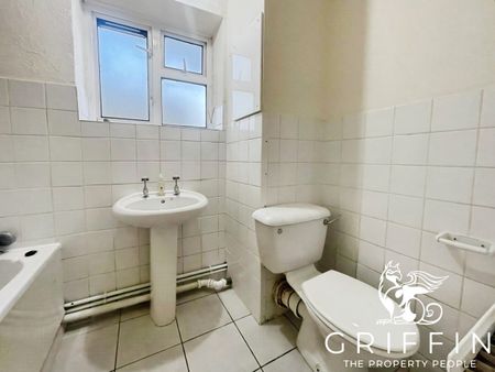 Faymore Gardens, South Ockendon, RM15 - Photo 4