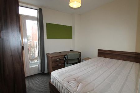 4 bedroom flat to rent - Photo 2