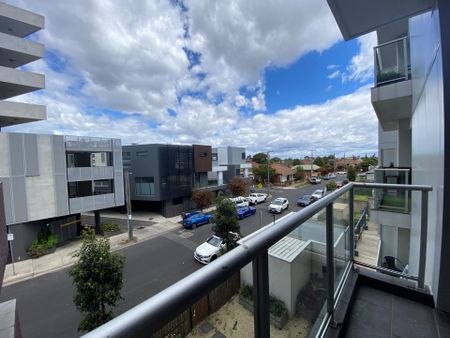 Sophisticated Apartment in a Prime Position - Photo 3