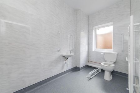 1 bed Apartment To Let - Photo 5