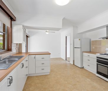 CHARMING 3 BEDROOM HOME - WALK TO TORONTO'S LAKE, SHOPS & CAFÃ?Æ'Ã¢€°S - Photo 3