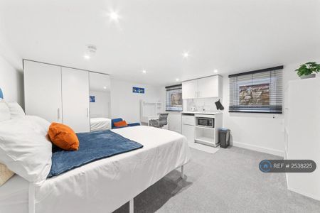 1 bedroom in a house share to rent - Photo 4