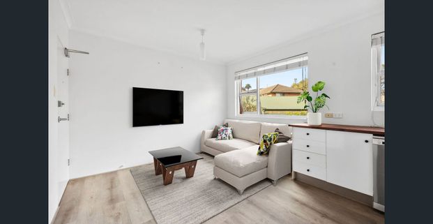 Ultra convenient Freshwater abode - Photo 1