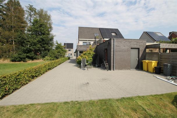 Duplex-appartement met terras, fietsenberging, tuin en 2 autostaanplaatsen. - Foto 1