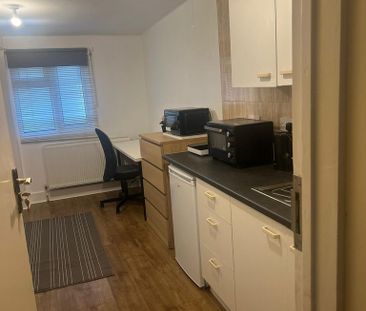 Studio to rent - Photo 2