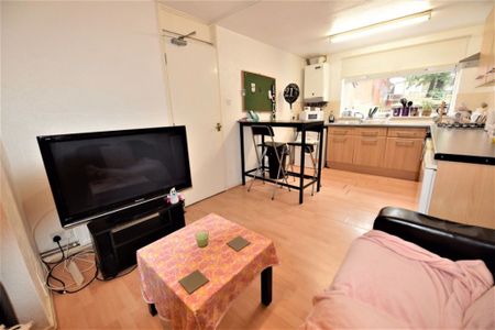 3 bedroom House in St Johns Close, Leeds - Photo 5