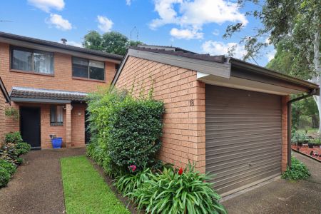Private & Renovated Townhouse in Prime Location – Backing Onto National Park - Photo 5
