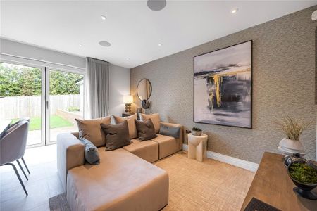 3 bedroom semi-detached house to rent - Photo 4