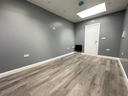 1 bedroom Flat To Let - Photo 2