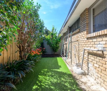 Beautifully Updated Unit in a Prime Northcote–Fairfield Location - Photo 4