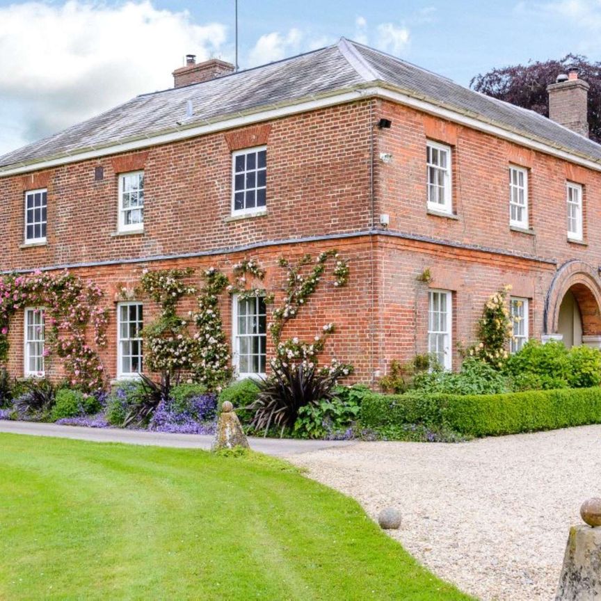 Private wing of the impressive Britwell House in the rolling Oxfordshire countryside - Photo 1