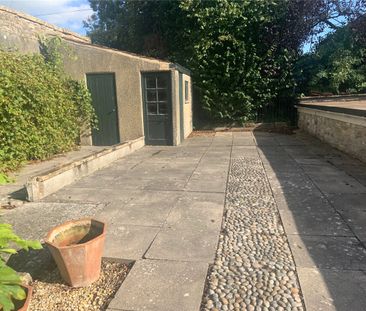 A very pretty, recently renovated, two bedroom Coach House set with... - Photo 6