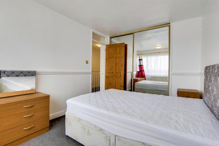 Terraced House To Let - Photo 3