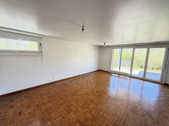 A large terrace and a spacious living room - Photo 1