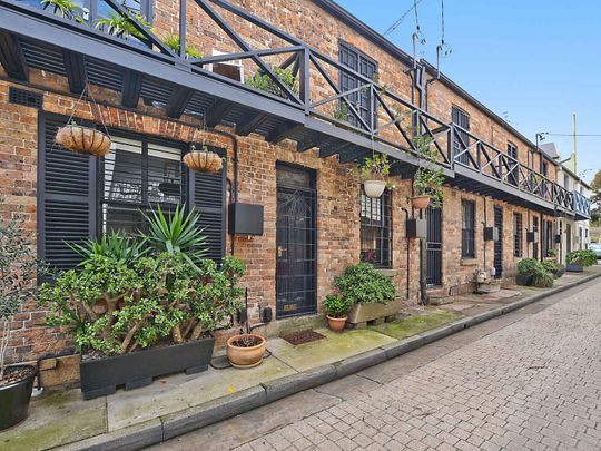 Charming Surry Hills Terrace in Prime Location - Photo 1