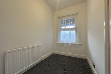 3 bedroom flat to rent - Photo 2