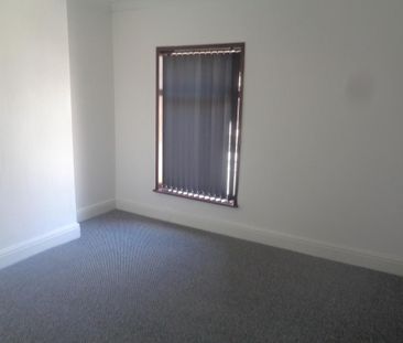 2 bedroom end of terrace house to rent - Photo 5