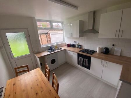 4 bed Semi-Detached House for Rent - Photo 4