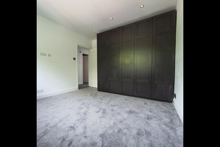 3 Bed Detached House, Gore Ave, M5 - Photo 2