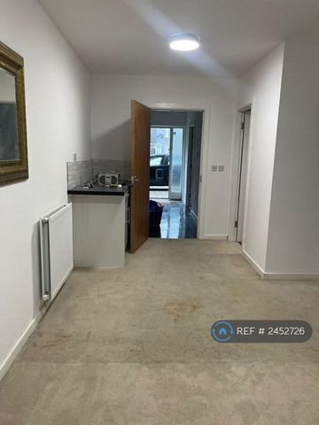 1 bedroom in a house share to rent - Photo 4