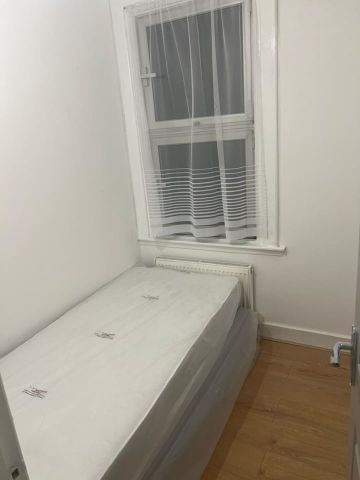 4 Bed Detached House, Grenadier Street, E16 - Photo 3