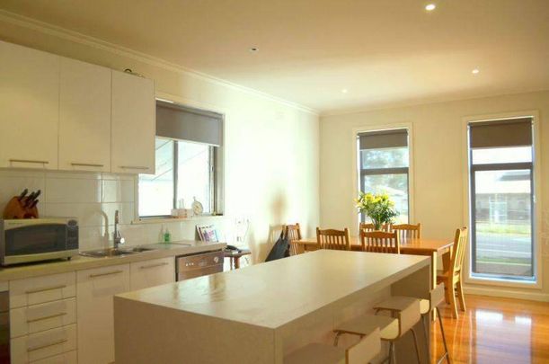 Great Location Walking Distance To CBD. - Photo 1