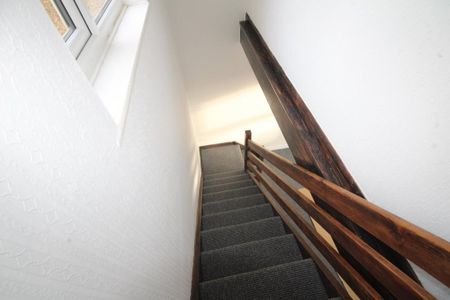 2 bedroom end of terrace house to rent - Photo 2
