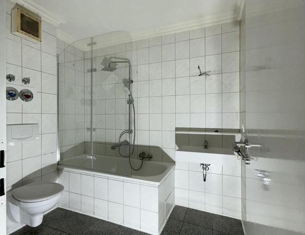 Frisch renoviert! Helle 2,5-Zi-Wohnung, barrierefrei,neuer Vinylboden & hochwertiger EBK - Foto 1