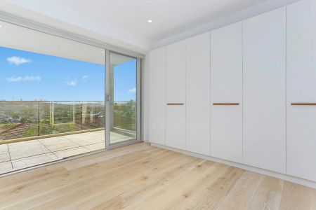 Modern 2-Bedroom Apartment with Direct Harbour Views – North Bondi - Photo 4